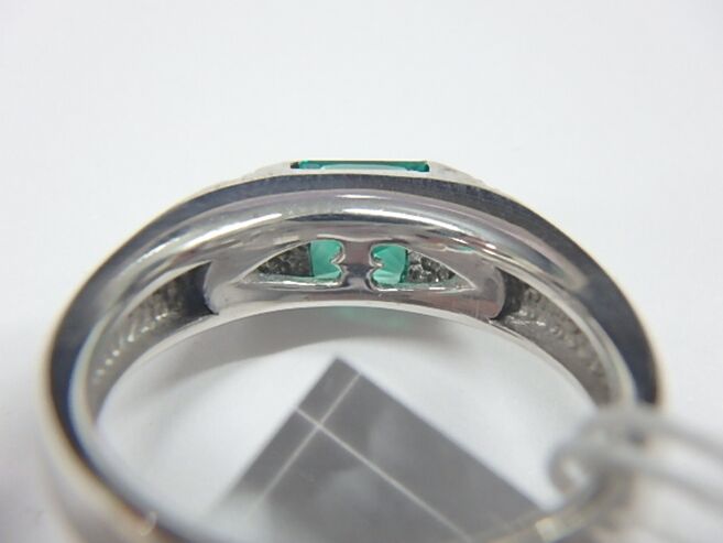 k18wg エメ 5.7g 0.55ct 0.08ct