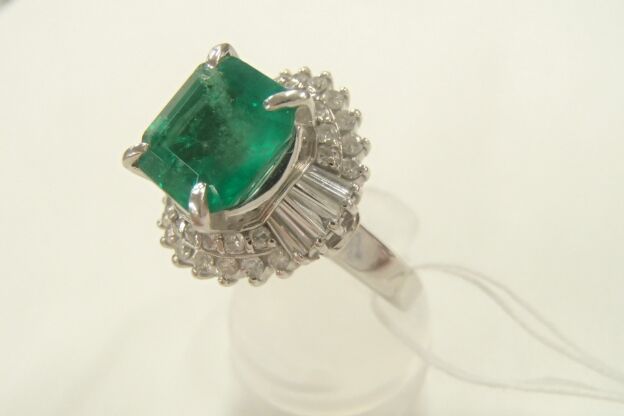 pt900 エメラルド 総重量13.2g 　エメラルド4.45ct　ダイヤモンド 1.01ct