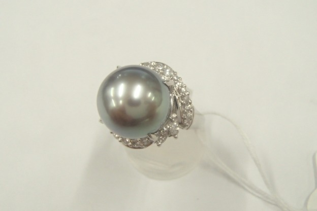 Pt900 D0.41ct 12.4g  黒蝶真珠 12.5mm