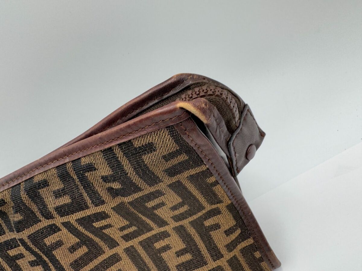 FENDI フェンディ ズッカ柄 ポーチ 化粧ポーチ 小物入れ キャンバス