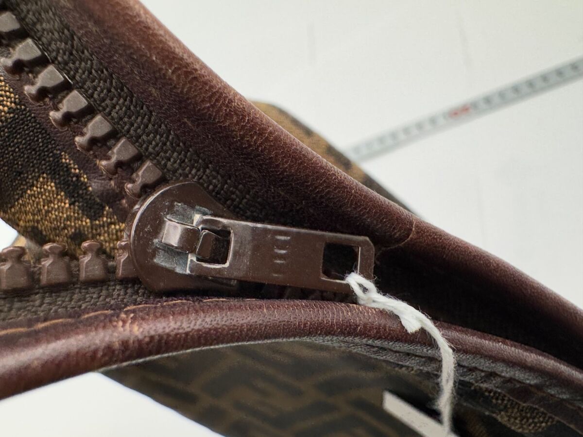 FENDI フェンディ ズッカ柄 ポーチ 化粧ポーチ 小物入れ キャンバス