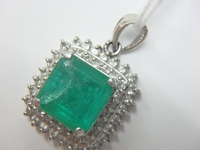 pt900 8.1g ペンダントトップ エメラルド2.21ct メレダイヤ0.70ct