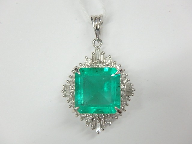 Pt900 エメラルドネックレストップ 3.550ct 0.52ct