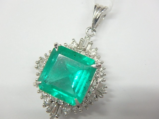 Pt900 エメラルドネックレストップ 3.550ct 0.52ct
