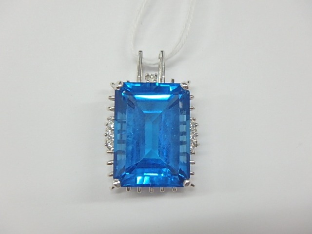 K18WG ブルートパーズ/ダイヤ トップ 9.0g 20.76ct/0.14ct