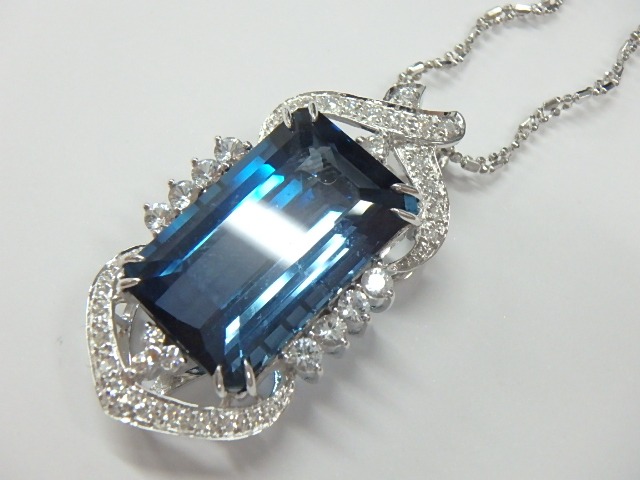 K18WG ブルートパーズネックレス 30.54ct