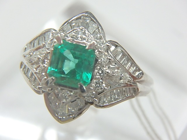 Pt900 0.6ct エメラルドリング